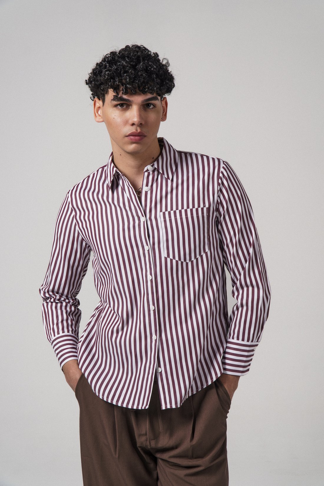Camisa a rayas bordó y blanco confeccionada con tela Urban Textil